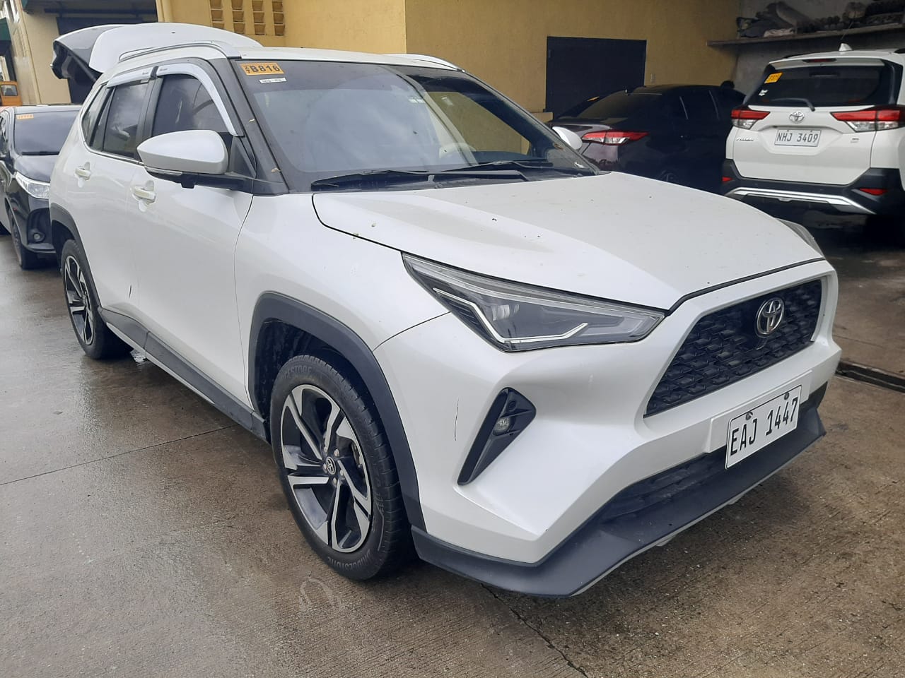 2024 Toyota Yaris Cross 1.5 V CVT SUV for sale in Parañaque (EAJ1447) – photo 2